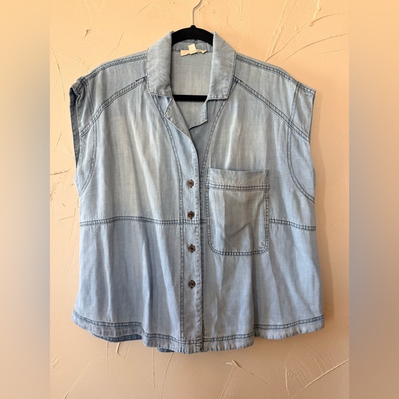 easel Tops - Easel LA Light Wash Denim Button-Up oversized - size S